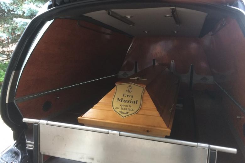 Pogrzeb Ewy Musiał. Na zdjęciu trumna w samochodzie.