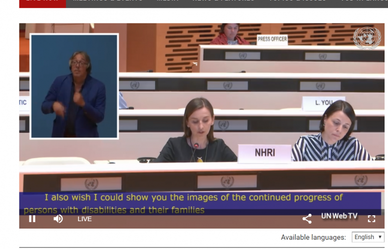Screen: dwie kobiety na sali obrad ONZ