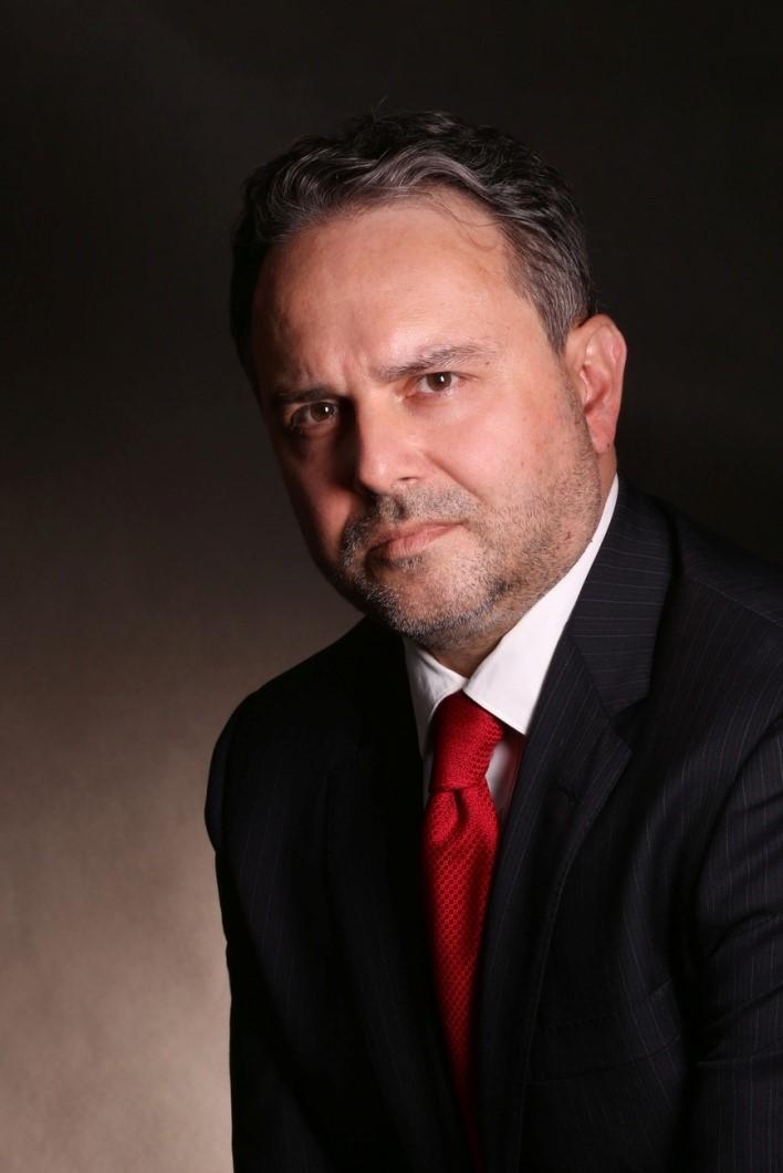 Mężczyzna w garniturze z czerwonym krawatem