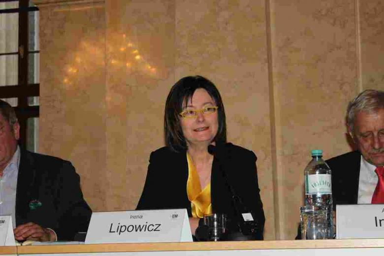 Photo: Janina Osses-Frei, on the photo prof. Irena Lipowicz during panel discussion