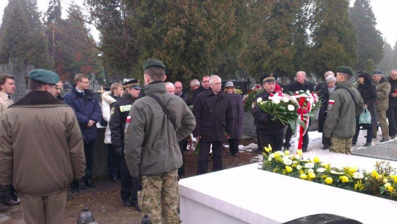 Na zdjęciu przedstawiciele rodziny i różnych instytucji zgromadzeni przy grobie dr. Janusza Kochanowskiego