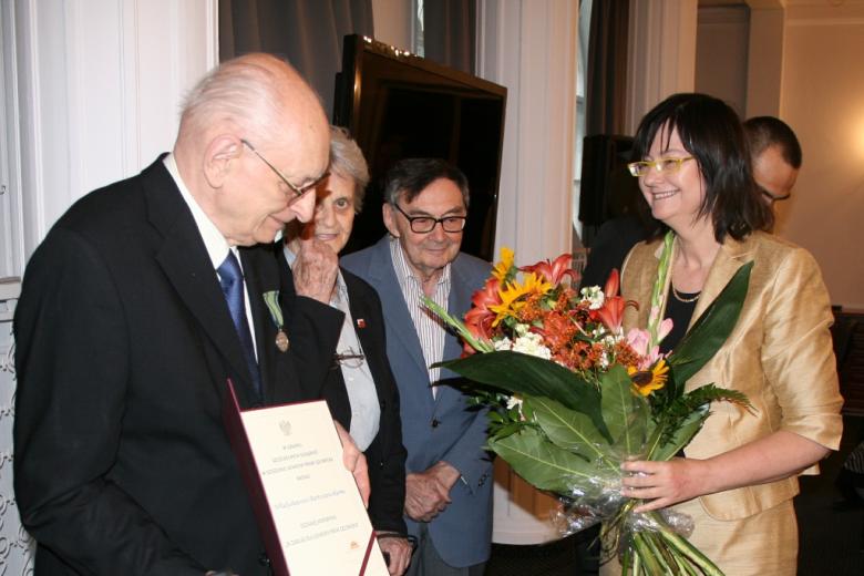 Na zdjęciu uroczystość wręczenia Odznaki Honorowej "Za Zasługi dla Ochrony Praw Człowieka" profesorowi Bartoszewskiemu