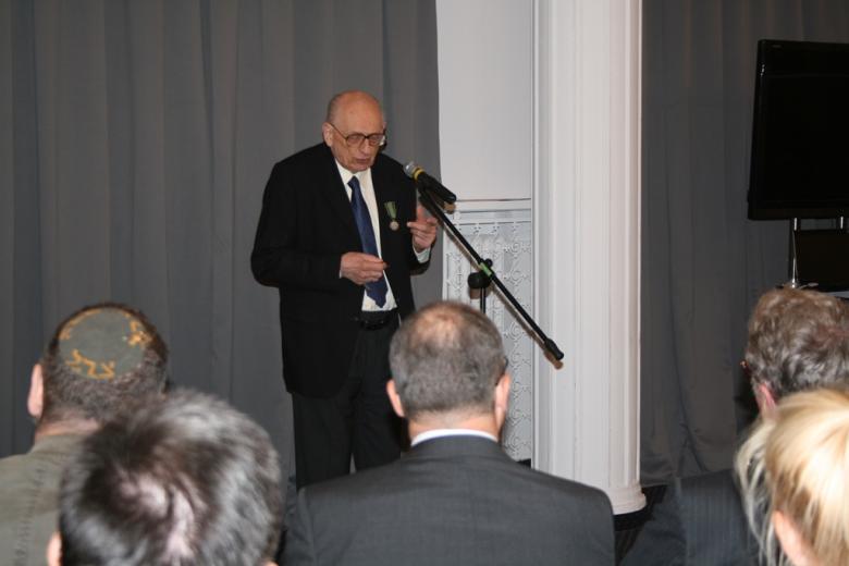 Na zdjęciu uroczystość wręczenia Odznaki Honorowej "Za Zasługi dla Ochrony Praw Człowieka", przemawia prof. Bartoszewski