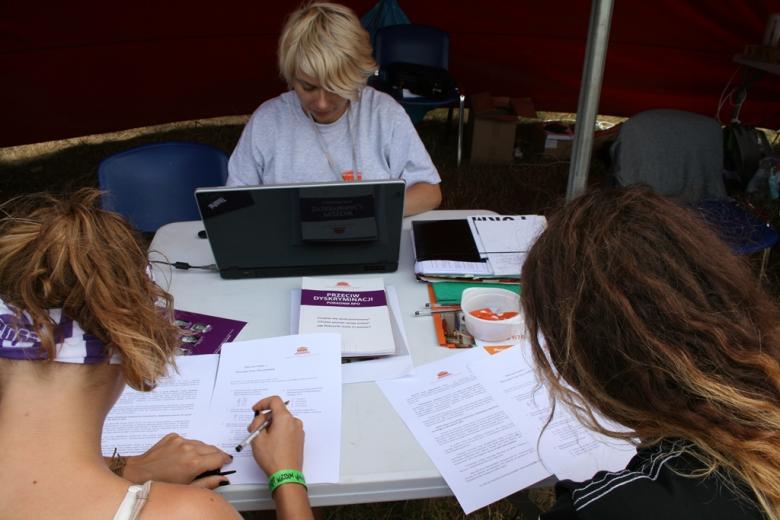 Na zdjęciu uczestniczki festiwalu rozwiązują mini-test wiedzy o RPO