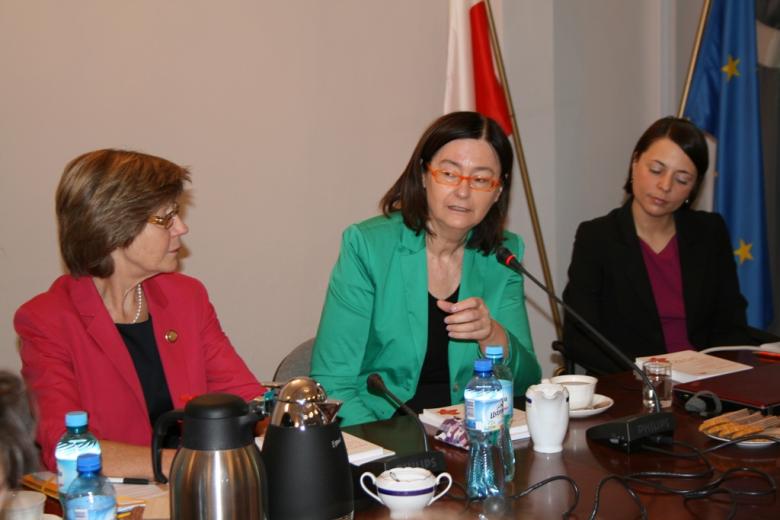 Na zdjęciu od lewej: Lilian Wiklund, Ombudsman Szwecji, Irena Lipowicz, Rzecznik Praw Obywatelskich, Anna Błaszczak, zastępca Dyrektora Zespołu Prawa Konstytucyjnego i Międzynarodowego w Biurze RPO