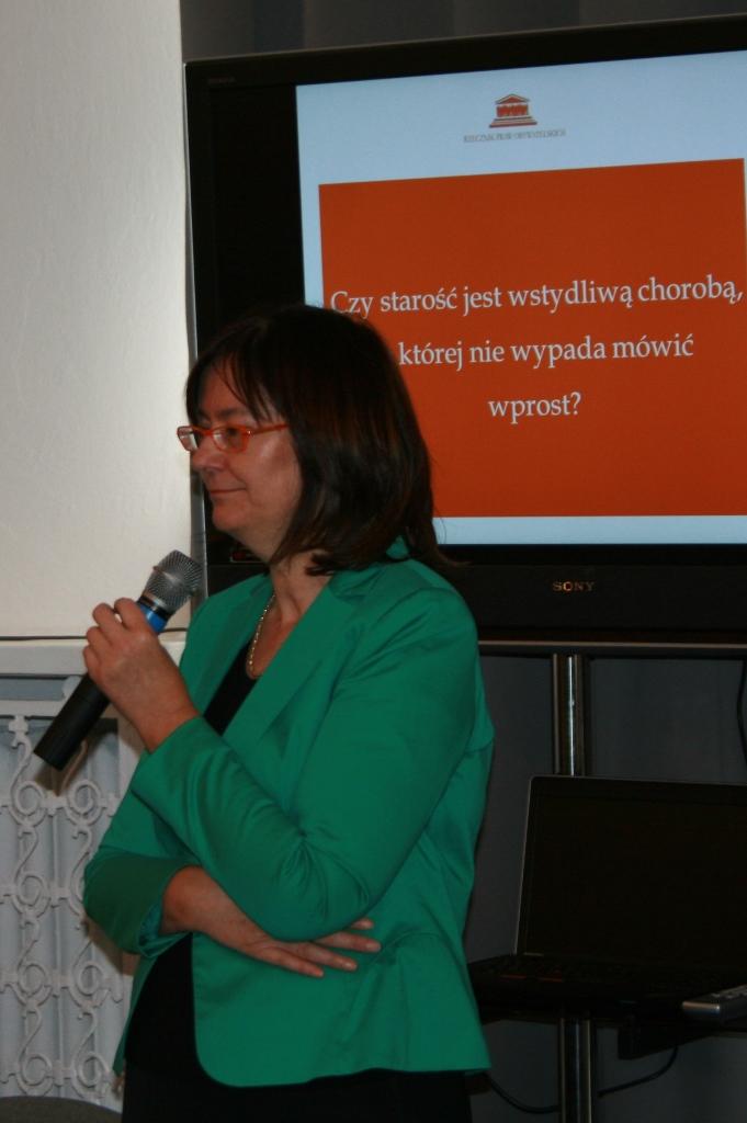 Na zdjęciu przemawia prof. Irena Lipowicz