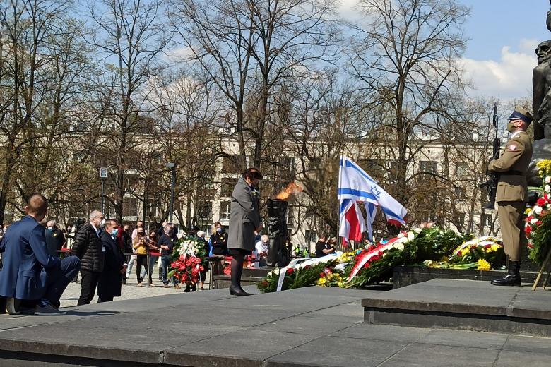 Zastępczyni RPO dr Hanna Machińska złożyła wieniec pod Pomnikiem Bohaterów Getta