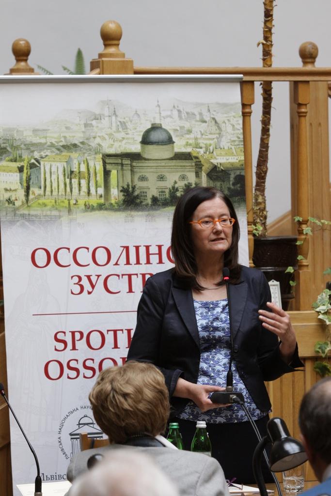 na zdjęciu prof. Irena Lipowicz podczas wykładu w ramach "Spotkań Ossolińskich"