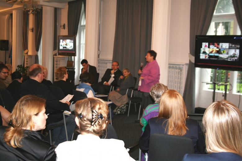 na zdjęciu uczestnicy debaty podczas oglądania prezentacji multimedialnej 