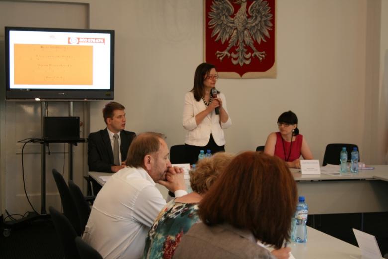 na zdjęciu prof. Irena Lipowicz podczas przemówienia otwierającego konferencję KMP