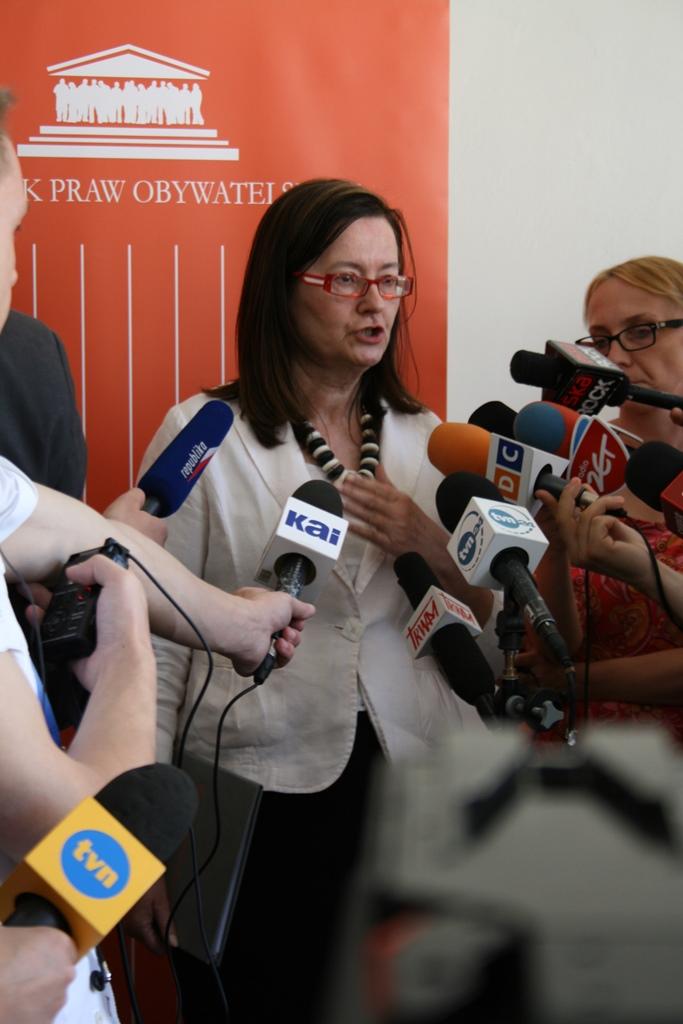 na zdjęciu prof. Irena Lipowicz wyjaśnia dziennikarzom kwestie związane z tzw. klauzulą sumienia