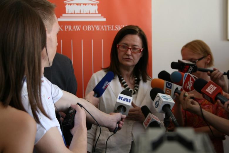 na zdjęciu prof. Irena Lipowicz odpowiada na pytania dziennikarzy