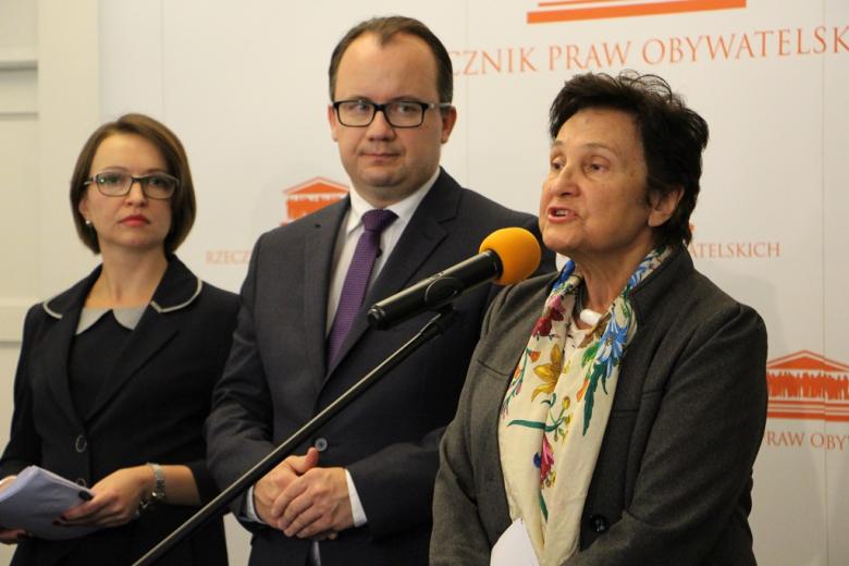 zdjęcie: przy mikrofonach stoją dwie kobiety i mężczyzna