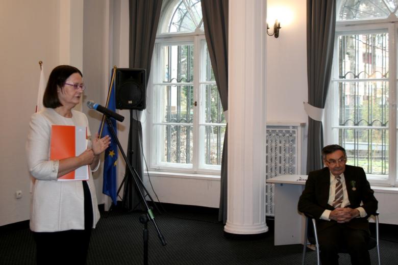 na zdjęciu prof. Irena Lipowicz wygłaszająca laudację na cześć Mariana Turskiego