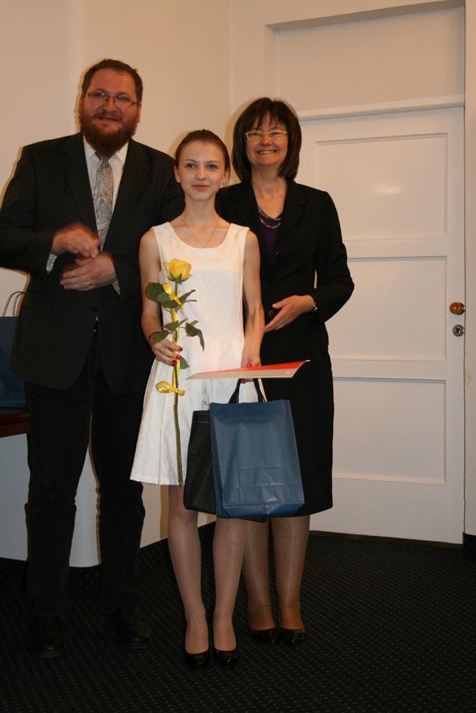 Na zdjęciu prof. Irena Lipowicz i dr Piotr M.A. Cywiński z jedną z laureatek