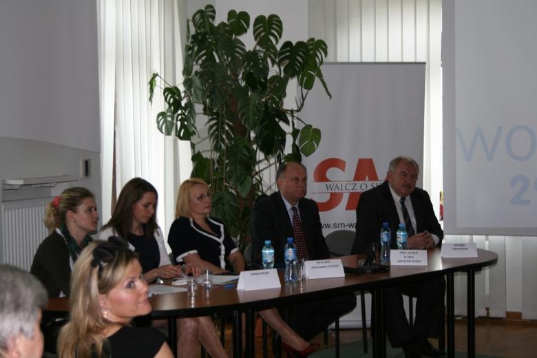 Za stołem prezydialnym od prawej: Zastępca RPO Ryszard Czerniawski, prof. Krzysztof Selmaj, dr Lidia Darda-Ledzion, Emma Rogan.