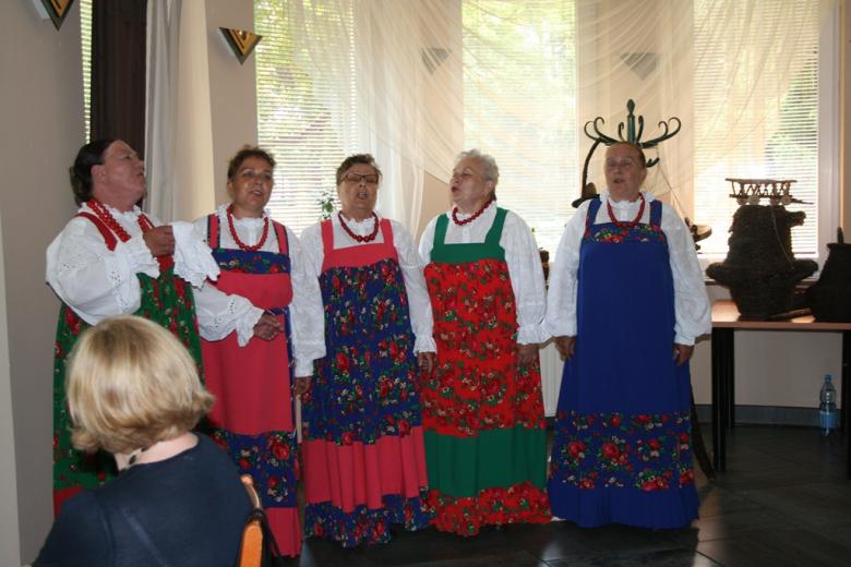 Zespół RIABINA z Gabowe Grądy, którym opiekuje się Gminny Ośrodek Kultury w Żarnowie.
