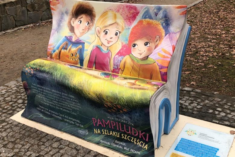 Ławka w parku zdrojowym w kształcie książki dla dzieci