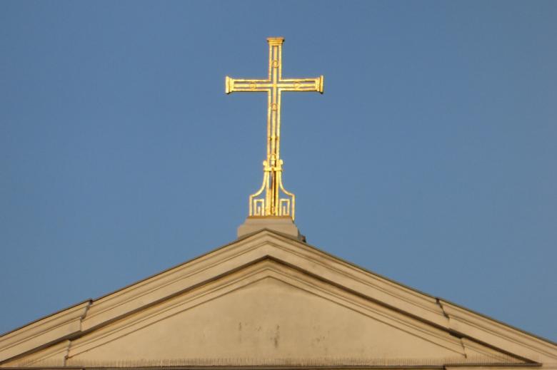 Tympanon kościoła z krzyżem