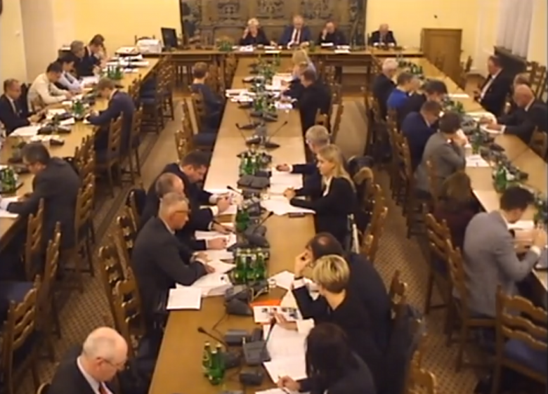 Zdjęcie z komputera: posłowie na sali posiedzeń komisji