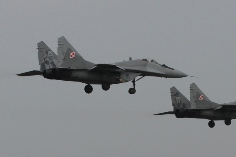 Dwa samoloty myśliwskie z Polskich Sił Zbrojnych w powietrzu