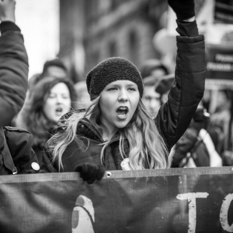 Czarno-białe zdjęcie kobiety na demonstracji
