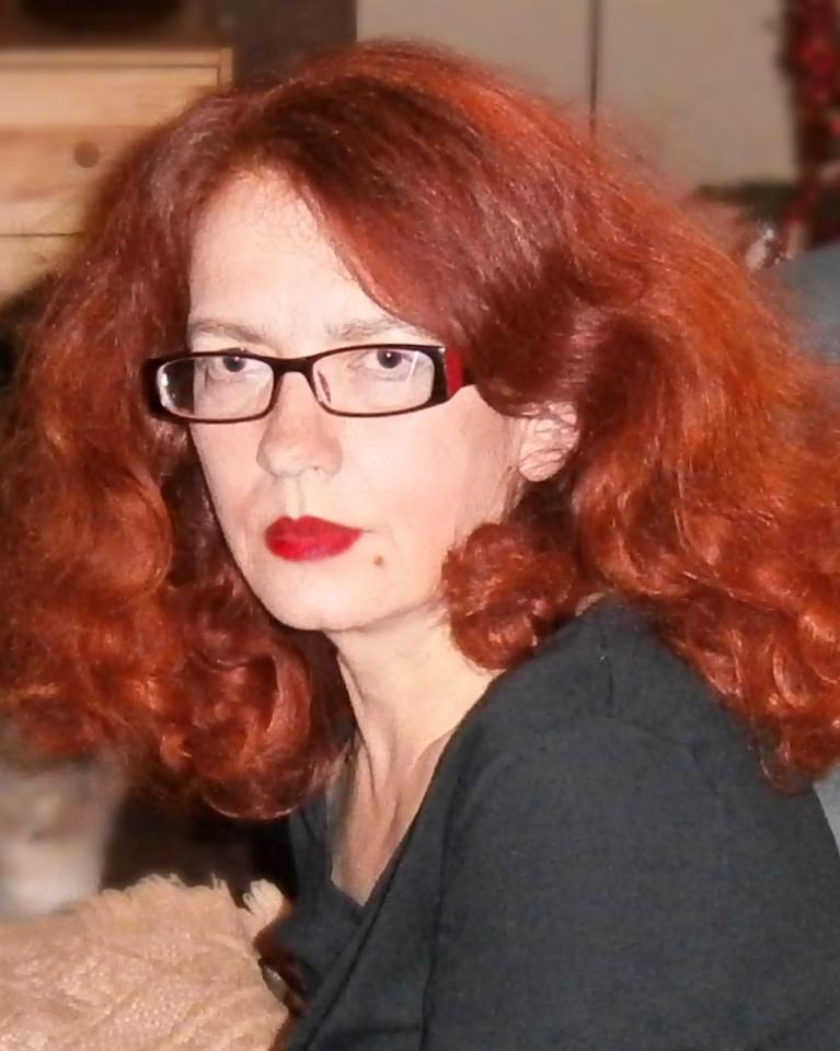 Kobieta z rudymi włosami