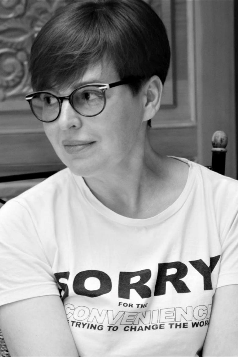 Czarno-białe zdjęcie kobiety w podkoszulku z napisem SORRY