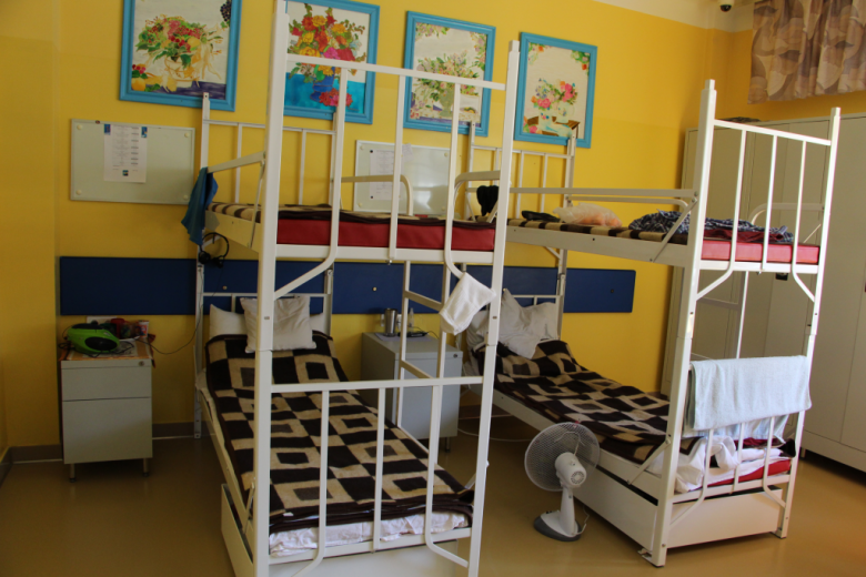 Sala dla pacjentów z piętrowymi łóżkami