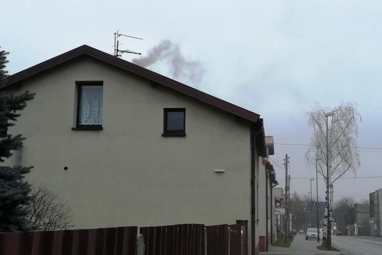 Czarny dym unosi się zza domu