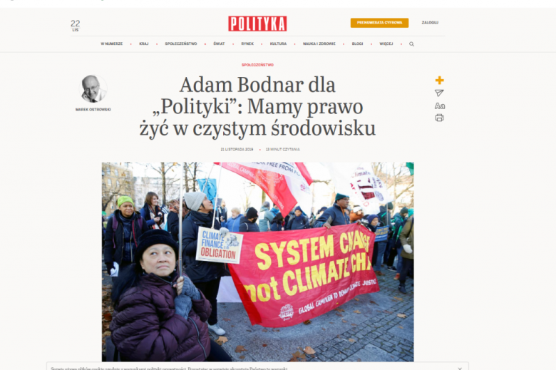 Screen cyfrowego wydania Polityki z tytułem wywiadu i zdjęciem ludzi demonstrujących w sprawie klimatu