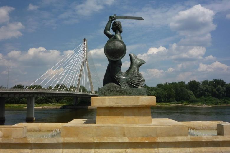 Pomnik kobiety z ogonem rybim, tarczą i mieczem