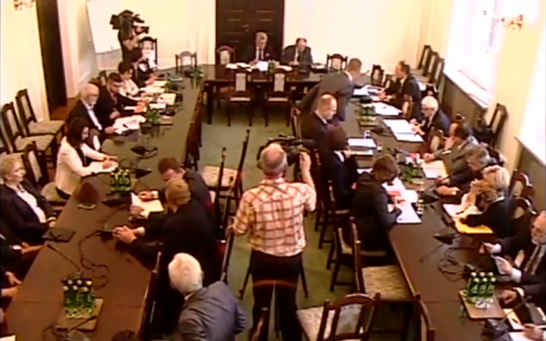 Zdjęcie z kamery internetowej: ludzie na sali posiedzeń