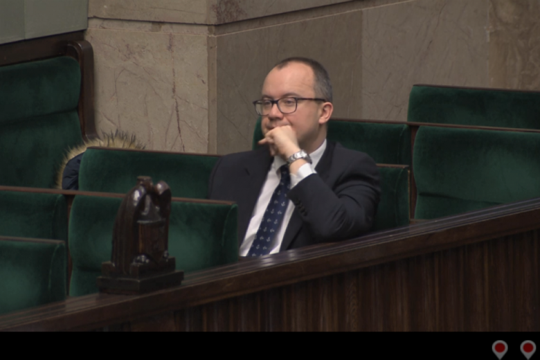 Mężczyzna w ławach dla przedstawicieli instytucji państwowych w Sejmie