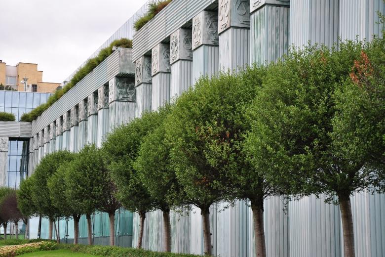 Zielony nowoczesny budynek z filarami