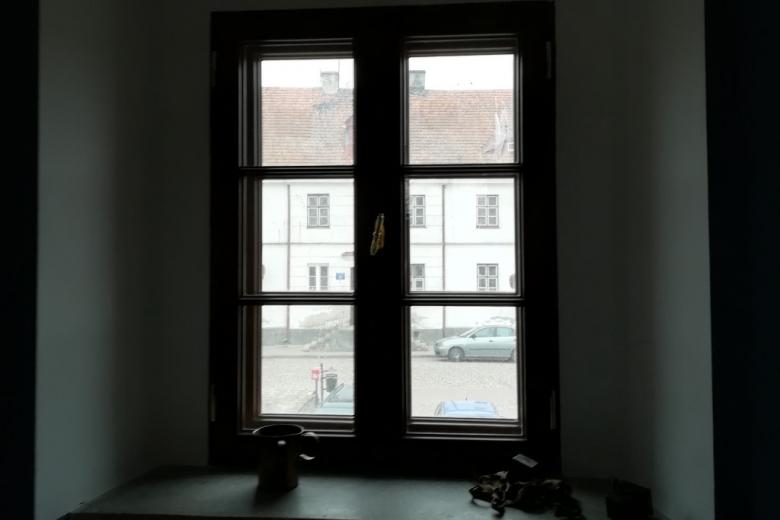 Małe okno z widokiem na miasteczko