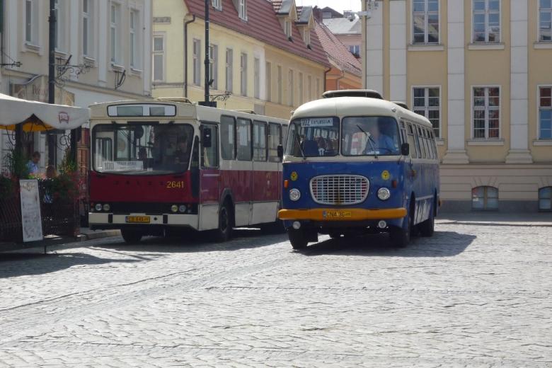 Dwa autobusy: miejski i dalekobieżny