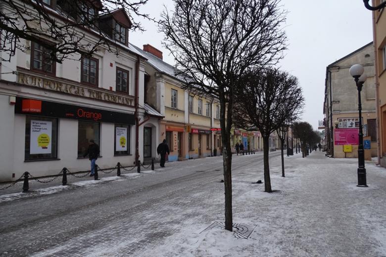 Ulica w małym mieście zimą