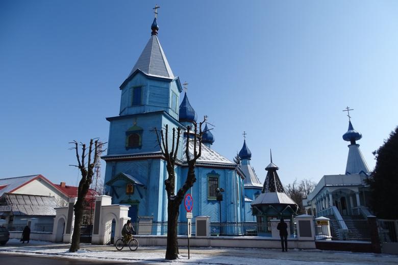 Niebieska cerkiew na tle niebieskiego nieba
