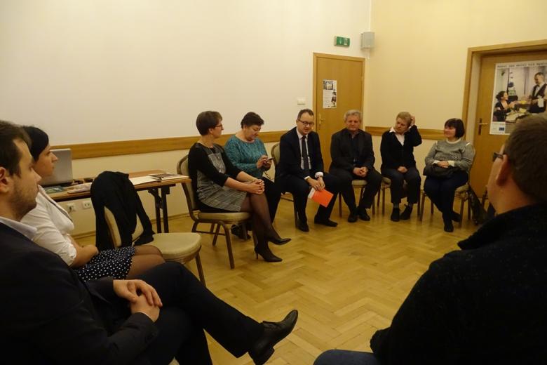 Zdjęcie: grupka ludzi rozmawia siedząc w kręgu