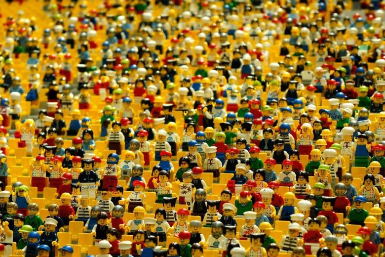 Mnóstwo małych plastikowych figurek ludzików LEGO