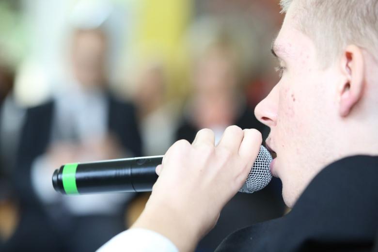 Mężczyzna śpiewa, w tle - publiczność