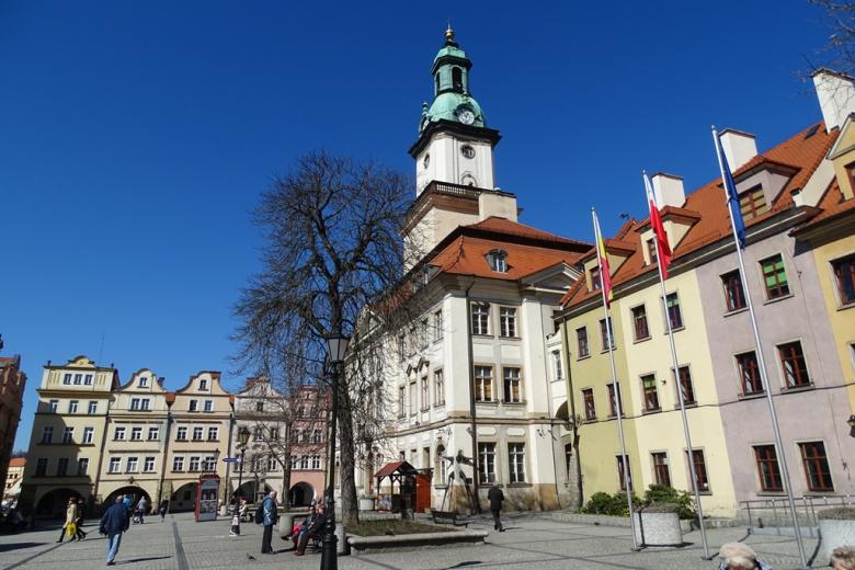 Zabytkowe miasto, flaga Polski i Unii Europejskiej