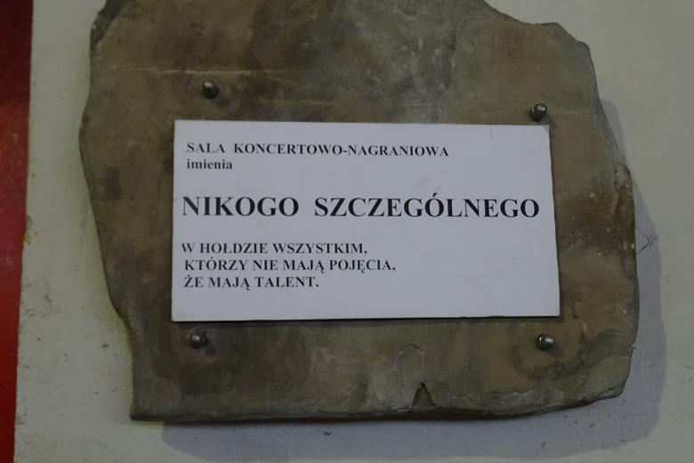Tablica na ścianie z napisem: "Sala imienia Nikogo Szczególnego w hołdzie wszystkim, którzy nie mają pojęcia, że mają talent"