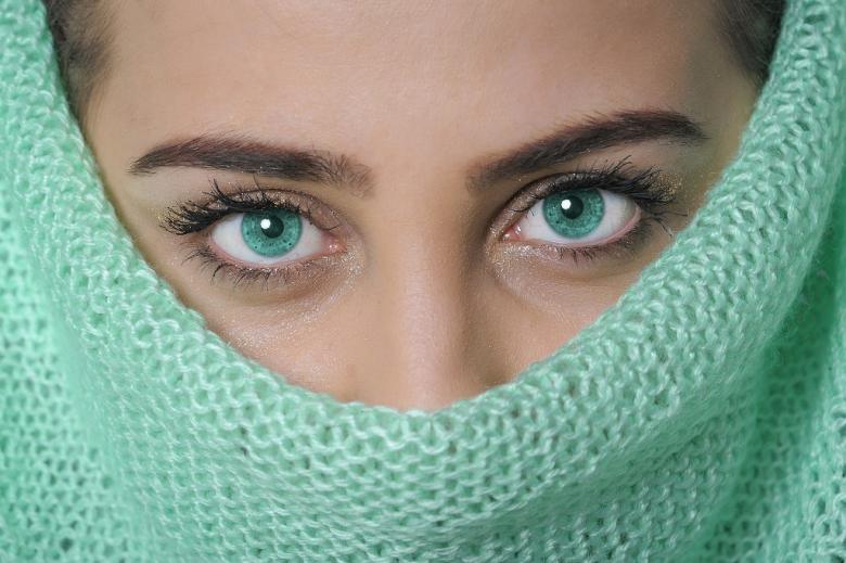 Kobieta o zielonych oczach w zielonym szalu