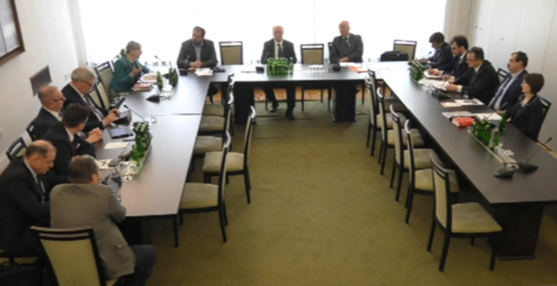 Zdjęcie z komputera: ludzie za stolem w kształcie litery U. Z prawej strony - RPO i przedstawiciele jego Biura