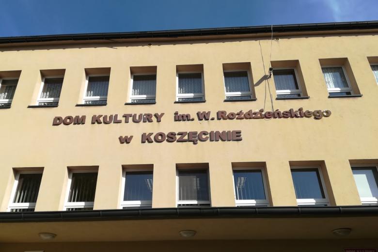 Budynek z napisem "Dom Kultury w Koszęcinie"