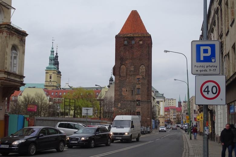 Stare miasto, wieża, kościół, samochody