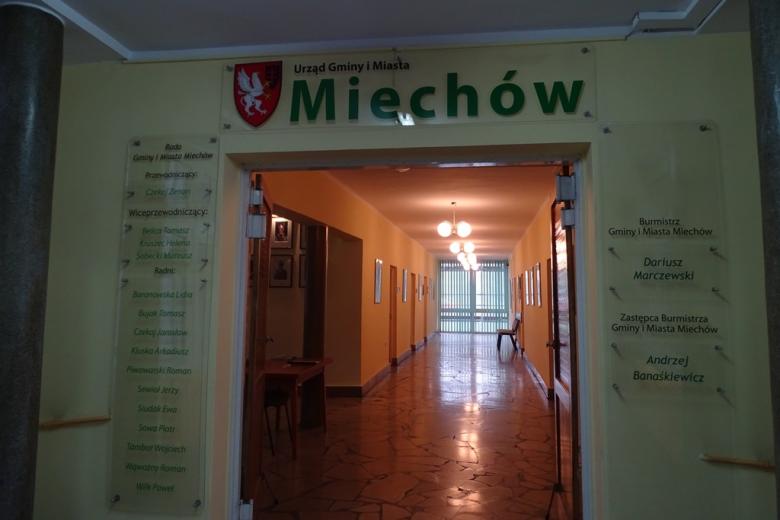 Zdjęcie: tablica informacyjna w budynku gminy Miechów