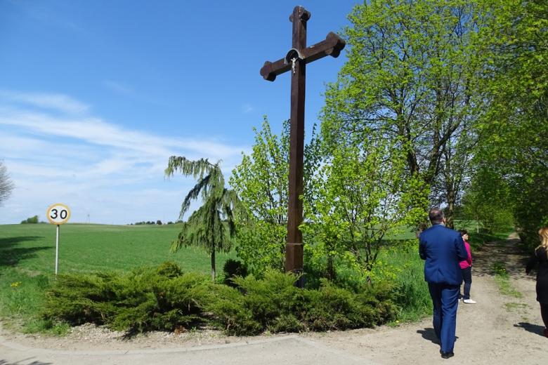 Krzyż przy drodze koło siedliska